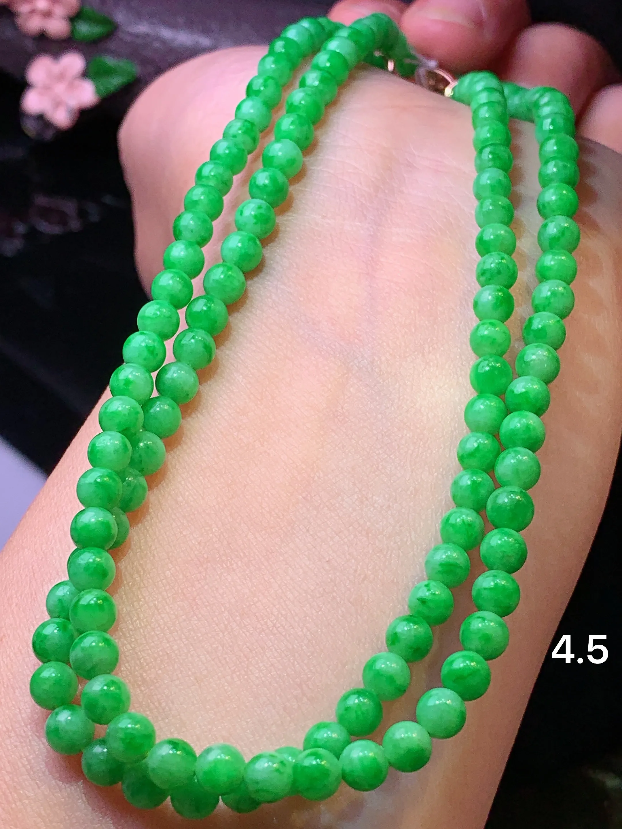 翠绿圆珠项链 玉质细腻 色泽清新艳丽 整体尺寸4.5
