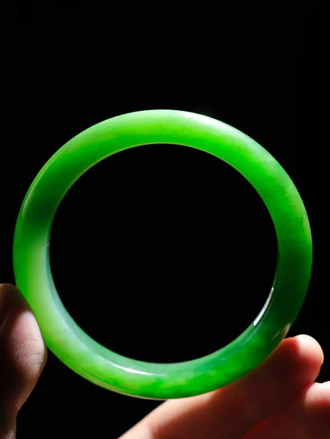 【碧波流转·手镯】

收藏级和田玉碧玉猫眼手镯，玉质细腻温润，手感舒适，️线条流畅，简约大气，美自天成，佩戴于腕间，婉约之美，举手投足间透出那份低调奢华，醉人心扉。
重56.7克 内径圈口57.5mm尺寸13.2-8.5mm  FDA-131202408