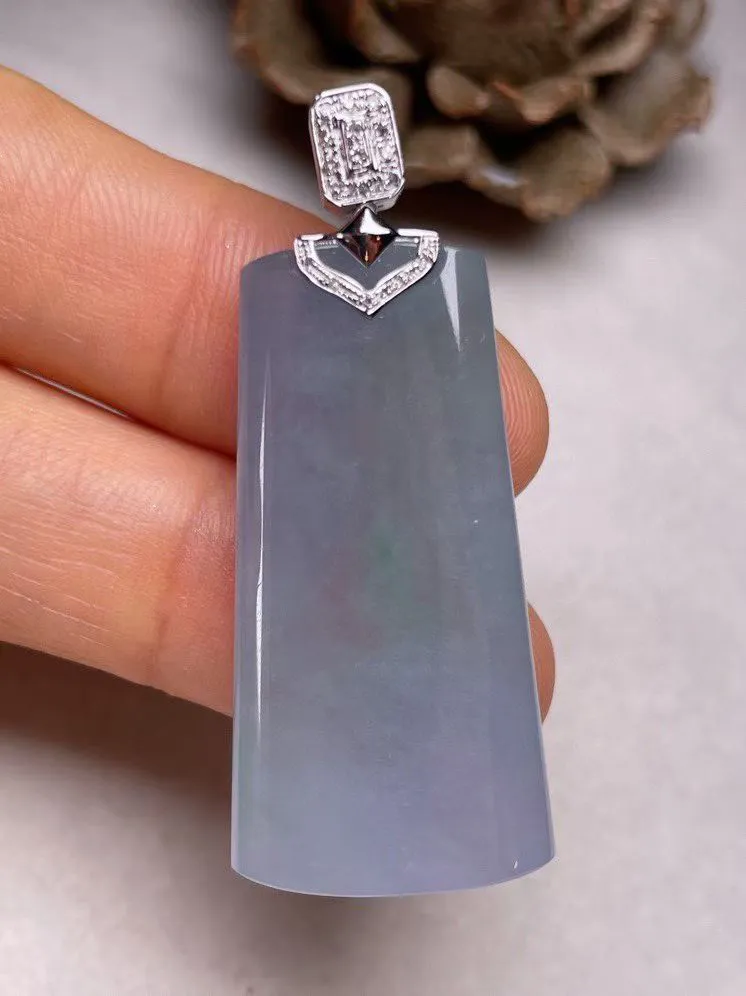 冰糯种淡紫平安无事牌吊坠、真金真钻镶嵌，种水好，玉质细腻 .裸石尺寸 35.3*18.0