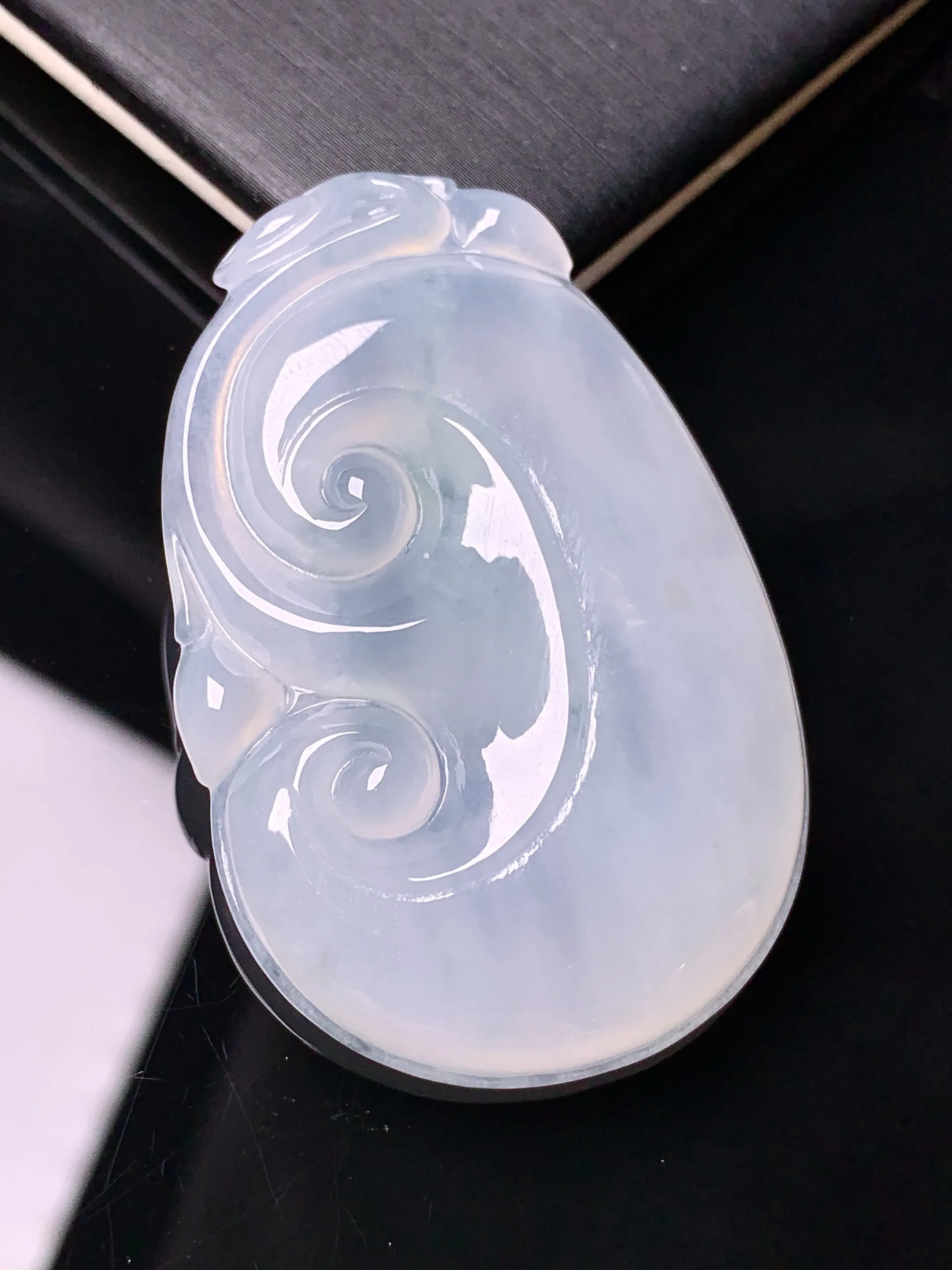 冰种如意吊坠 玉质细腻 色泽清新艳丽 整体尺寸44.6*29.2*6