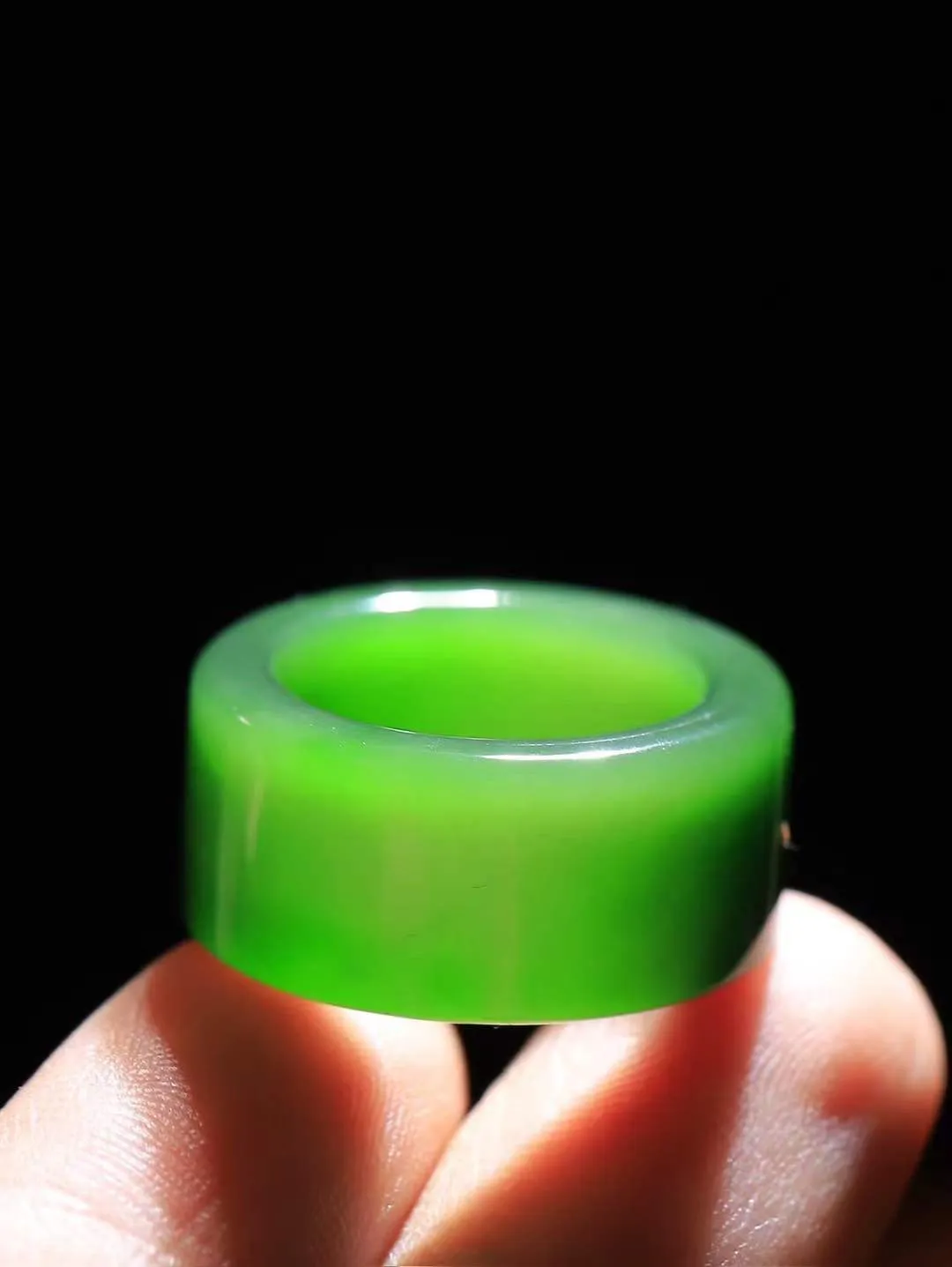 【古韵·扳指】

精品和田玉碧玉扳指，玉质温润，油润感十足， 整器古韵生辉。优雅高贵。运筹帷幄于掌中，决胜于千里之外。重7.3克 内径圈口16.8mm 尺寸11-3.7mm   FDA-361202542