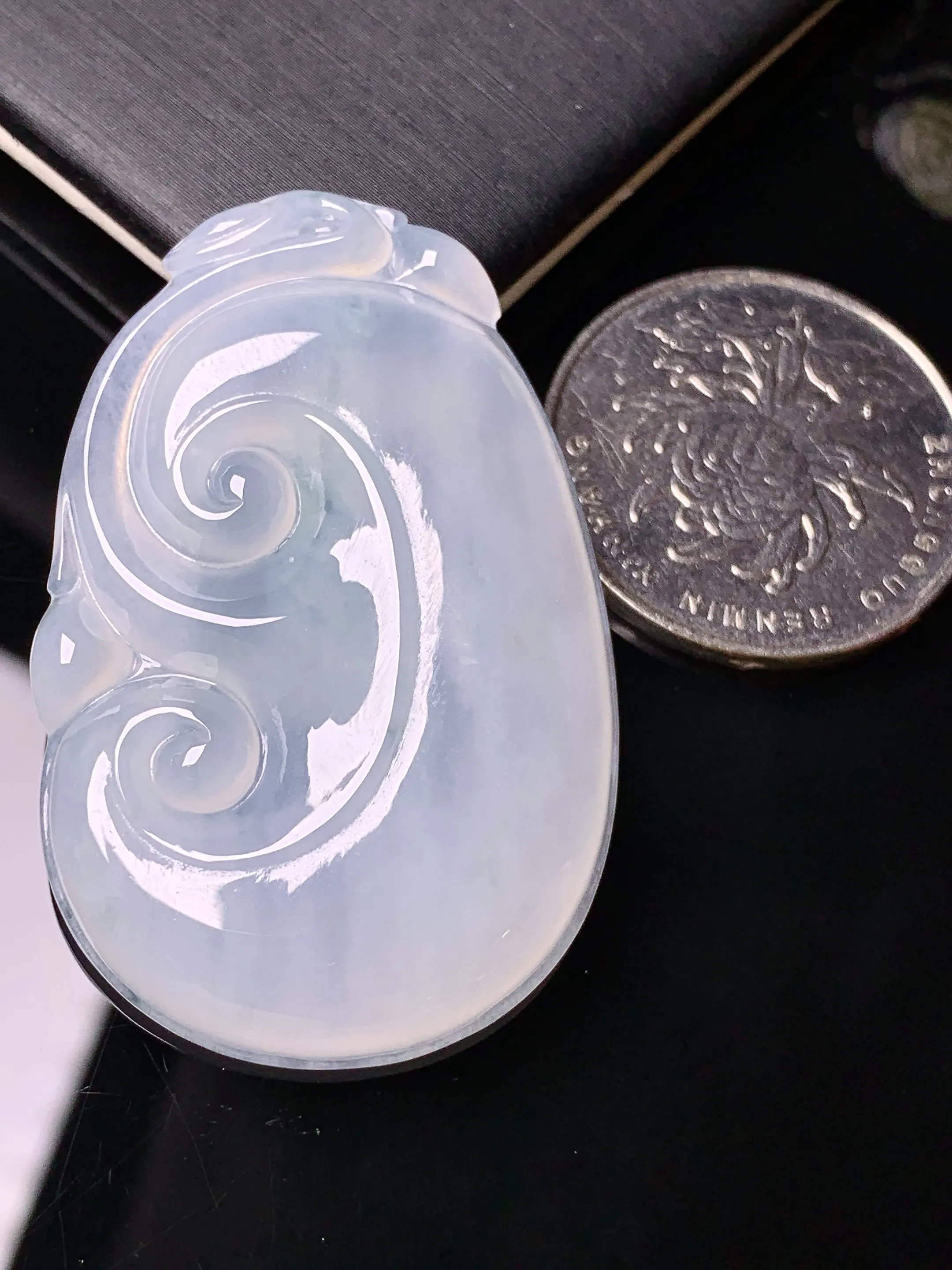 冰种如意吊坠 玉质细腻 色泽清新艳丽 整体尺寸44.6*29.2*6