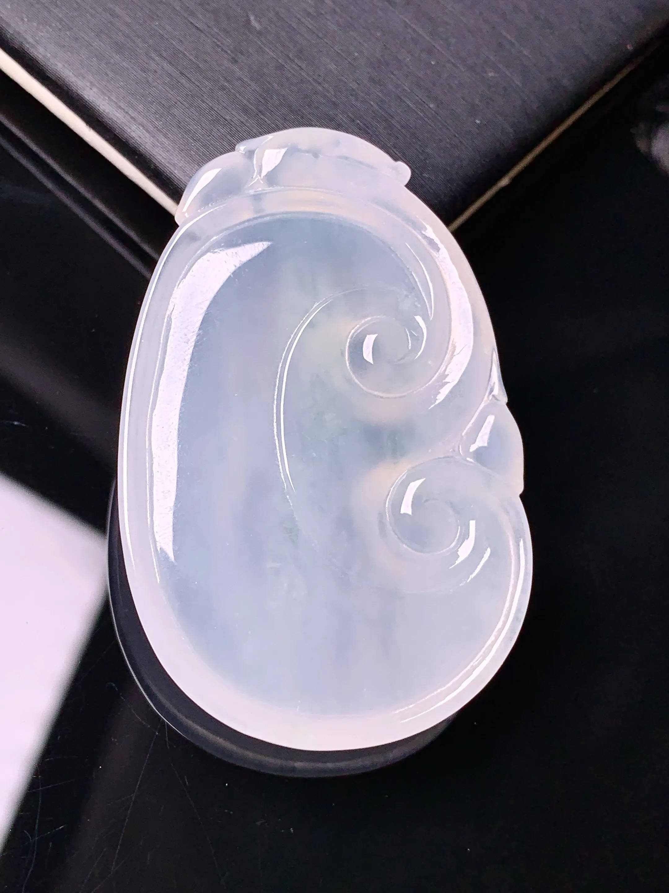 冰种如意吊坠 玉质细腻 色泽清新艳丽 整体尺寸44.6*29.2*6