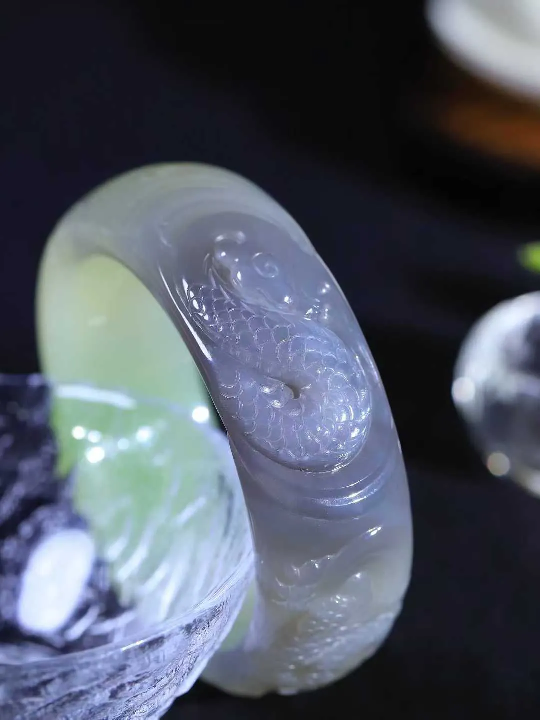 【龙行天下.手镯】

收藏级臻品️和田玉烟紫翠青双色手镯 玉质温润细腻 油性十足 脂粉佳，祥龙双目圆瞪，巨口大张，獠牙锋利，有气吞万里之感，威严霸气。龙是古代祥瑞之物 寓意有龙护身，除恶挡煞，消灾，祈福呈吉。重129.2克 尺寸58.5-24.2-10.3mm FDA-891202453