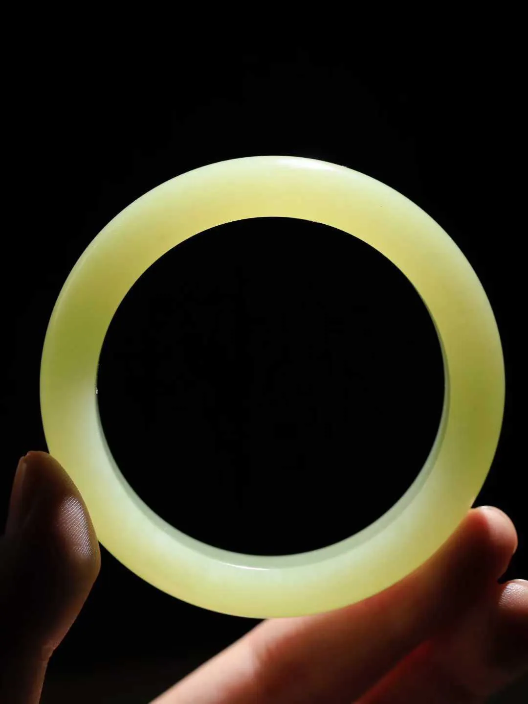 （柔情似水.手镯）

精品和田玉黄口手镯，玉质温润细腻，镯型饱满圆润，优雅知性，姽婳于幽静兮，又婆娑乎人间，经典款型，古朴典雅。极具灵性，腕间风情，风姿卓越。 重61.4克    内径56.5mm 尺寸12.7-9.4mm   781252444A