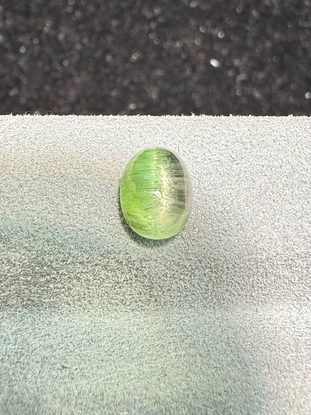 1.5克拉 西瓜碧玺猫眼裸石 猫眼效应犀利 晶体好[强][强] 水头十足 俏色系列可遇不可求 大约规格：7.2*5.5*4.3mm