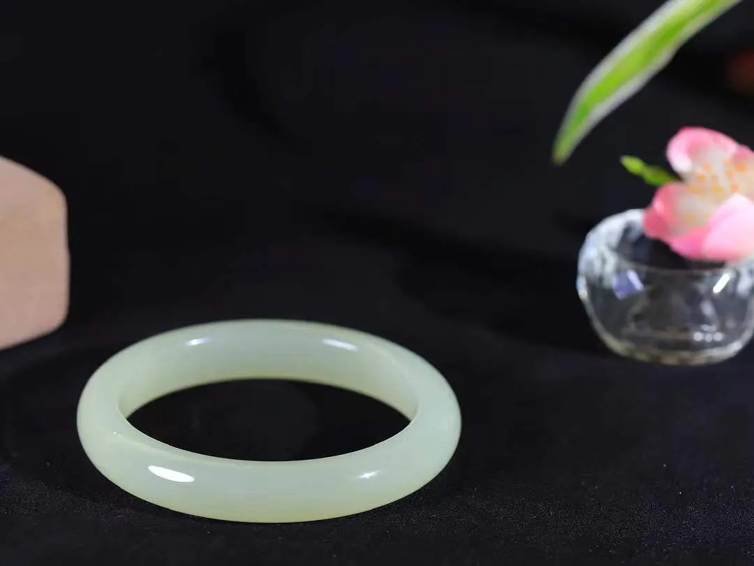 【岁月之韵.手镯】

精品和田玉晴水手镯，色泽淡雅如雨后初晴的天空，清新脱俗。手镯圆润饱满，寓意圆满