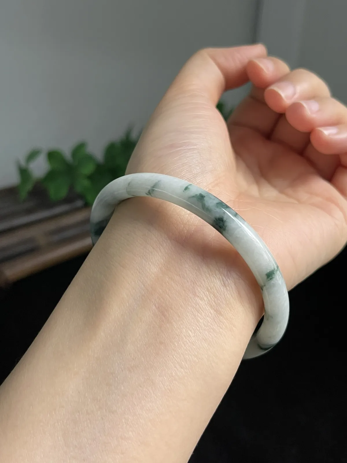 圆镯57.5圈口，翡翠糯化种飘绿手镯