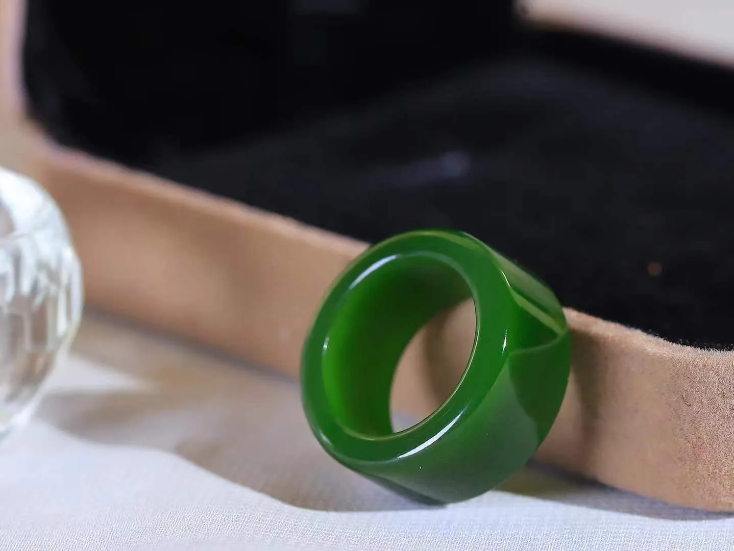 【古韵·扳指】

精品和田玉碧玉扳指，玉质温润，油润感十足， 整器古韵生辉。优雅高贵。运筹帷幄于掌中，决胜于千里之外。重7.3克 内径圈口16.8mm 尺寸11-3.7mm   FDA-361202542