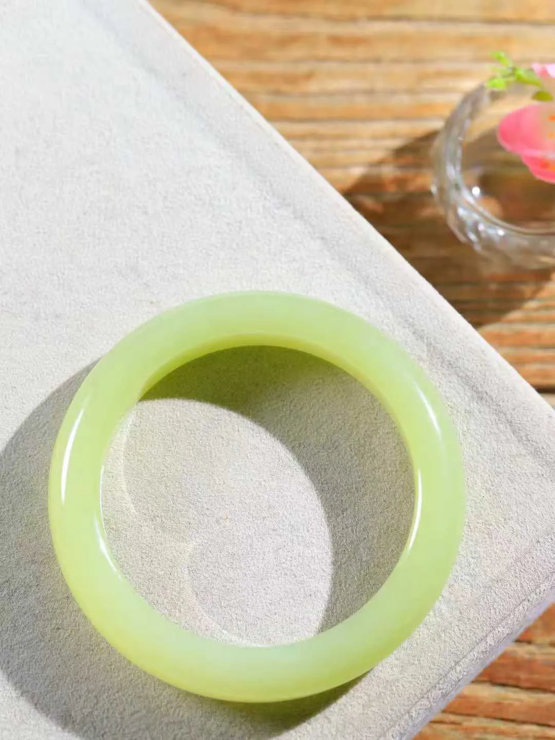 （柔情似水.手镯）

精品和田玉黄口手镯，玉质温润细腻，镯型饱满圆润，优雅知性，姽婳于幽静兮，又婆娑乎人间，经典款型，古朴典雅。极具灵性，腕间风情，风姿卓越。 重61.4克    内径56.5mm 尺寸12.7-9.4mm   781252444A