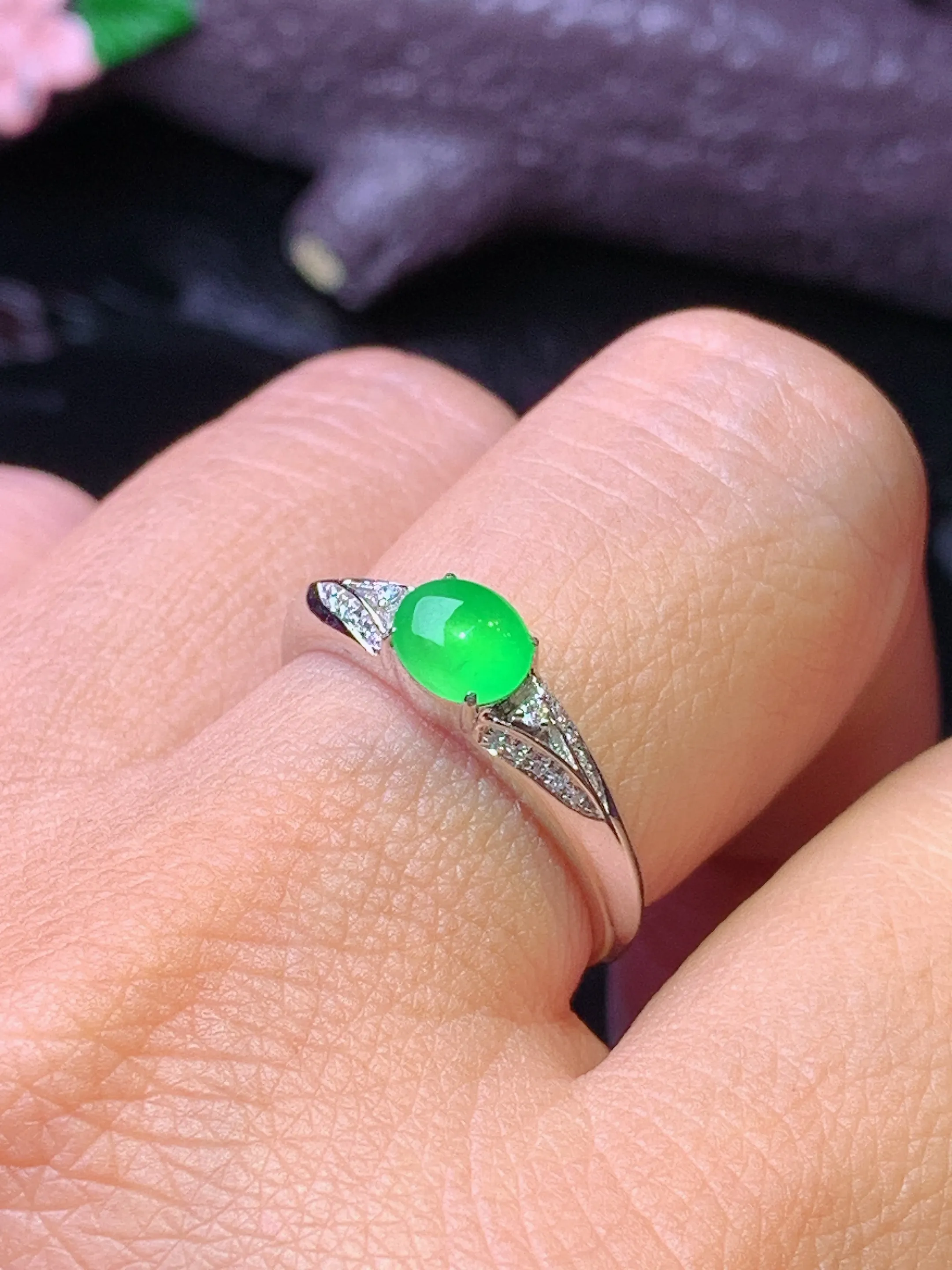 18k金钻镶嵌满绿蛋面戒指 玉质细腻 色泽清新艳丽 圈口14.5 整体尺寸5*5.6*2.3