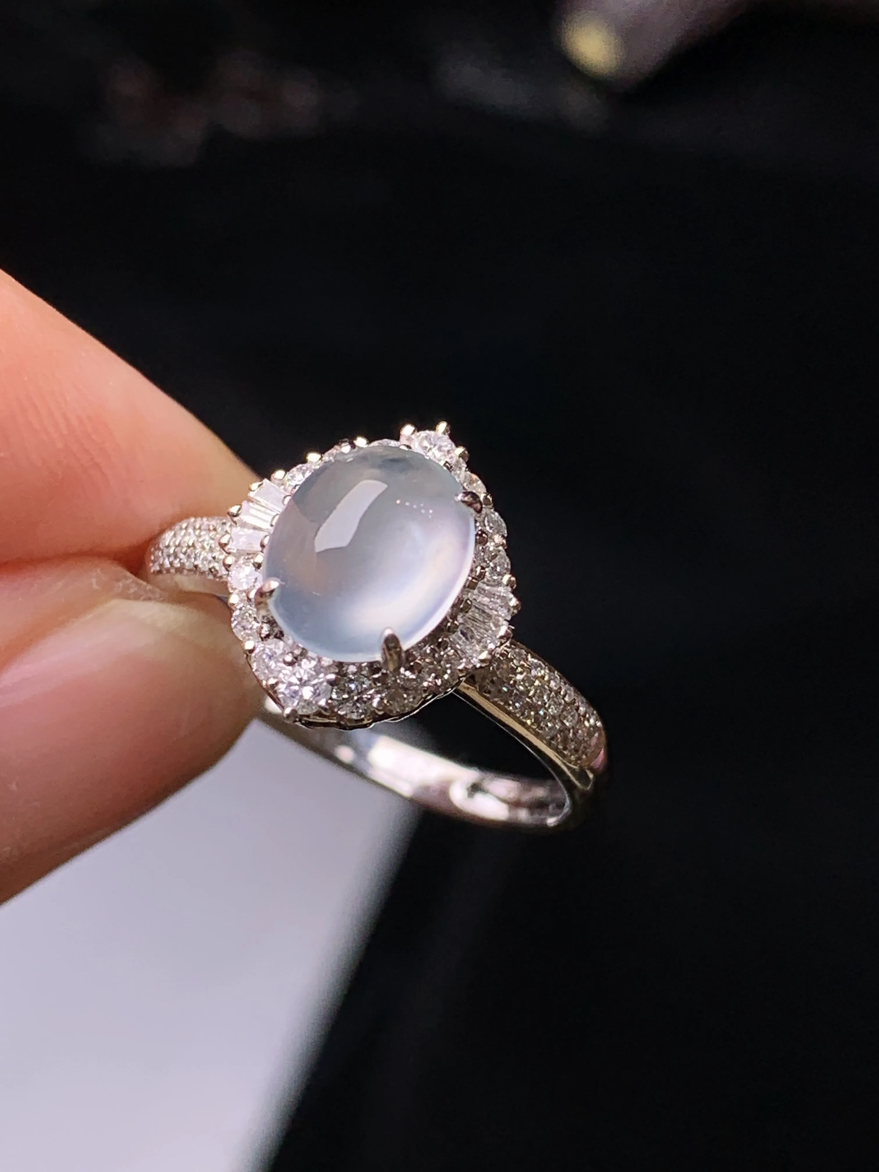 18k金钻镶嵌冰种蛋面戒指 玉质细腻 色泽清新艳丽 圈口14.5 整体尺寸12.3*10.8*8.2