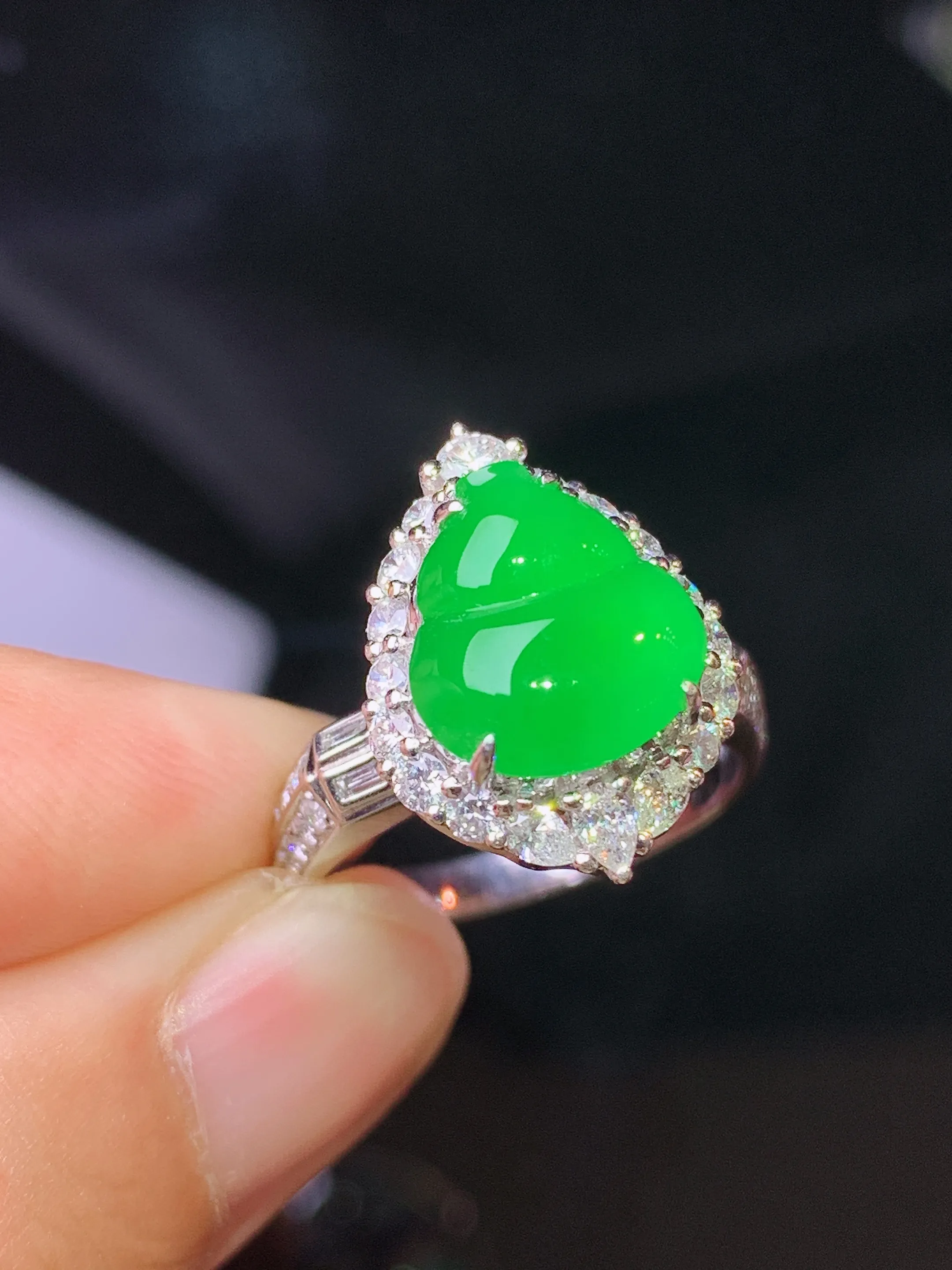 18k金钻镶嵌满绿葫芦戒指 玉质细腻 色泽清新艳丽 圈口14 整体尺寸17.2*12.6*10.5