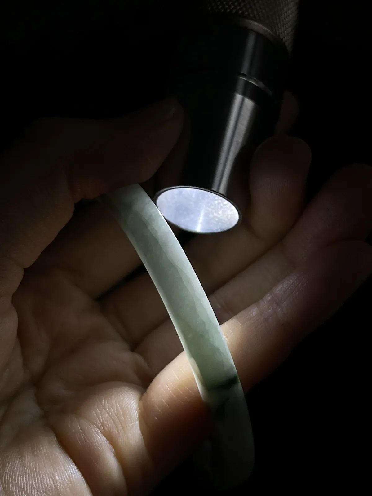 正圈58圈口，翡翠糯化种飘绿手镯，飘片片绿花，种老肉细，造型独特，飘花灵动，上手漂亮