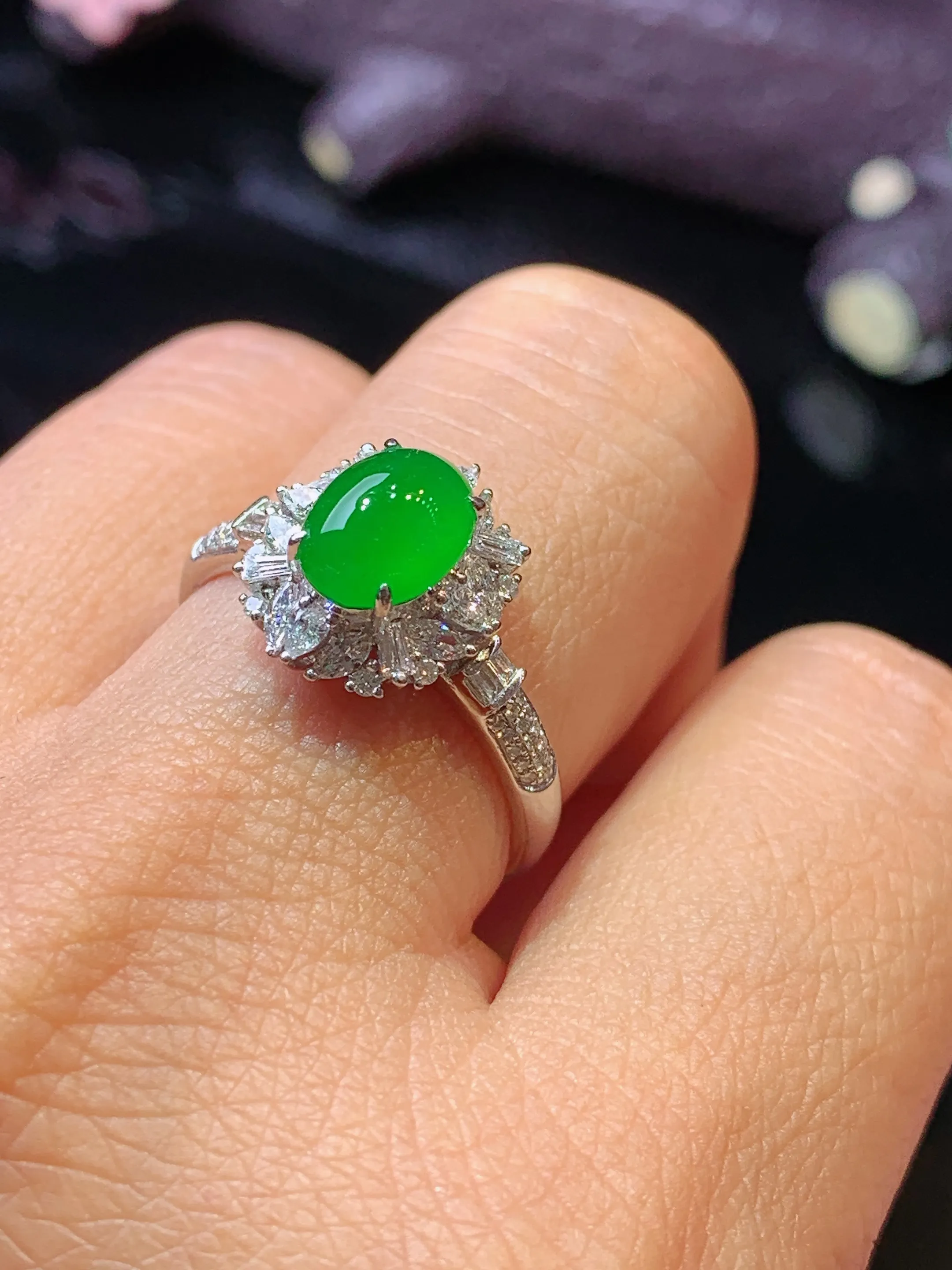 18k金钻镶嵌满绿蛋面戒指 玉质细腻 色泽清新艳丽 圈口15 整体尺寸12.7*11*7.8