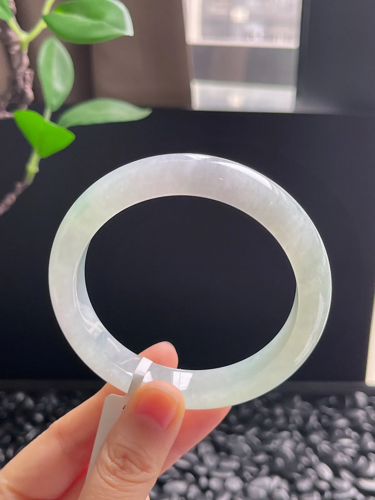 正圈58.5圈口，翡翠冰糯种淡绿色手镯，胶感十足