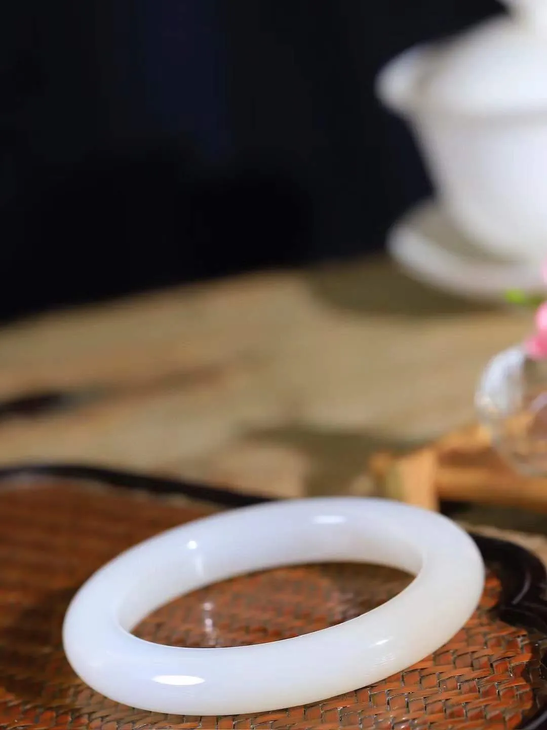 【一见钟情·手镯】

精品和田玉白玉藕粉双色手镯。镯型饱满，温润细腻，脂润沁香。️执一卷书，沏一盏茶，着一袭裙，戴一只镯。淡淡浅笺，素心若兰，静赏玉中诗画。悠悠岁月，芊手轻摘，盛满诗样芳华。重66.5克   内径圈口57mm 尺寸11.5-11mm  FDA-111252533