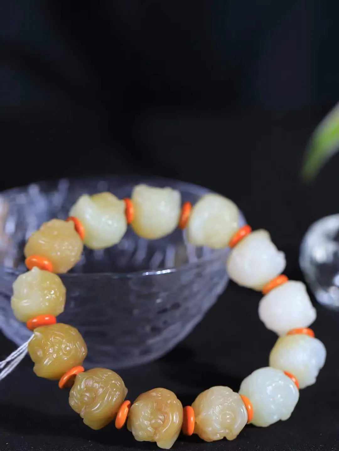 【醒狮.手串】

精品和田玉糖白玉醒狮手串，精雕醒狮，毛羽丝丝可见，它有着美丽的外表，目光尖锐，与日比肩。寓意有着坚定清晰的目标，并奋力前进，执着拼搏，最终与日同辉。重60.7克  尺寸取一13.4-14.2-13.7mmfDT-881202466