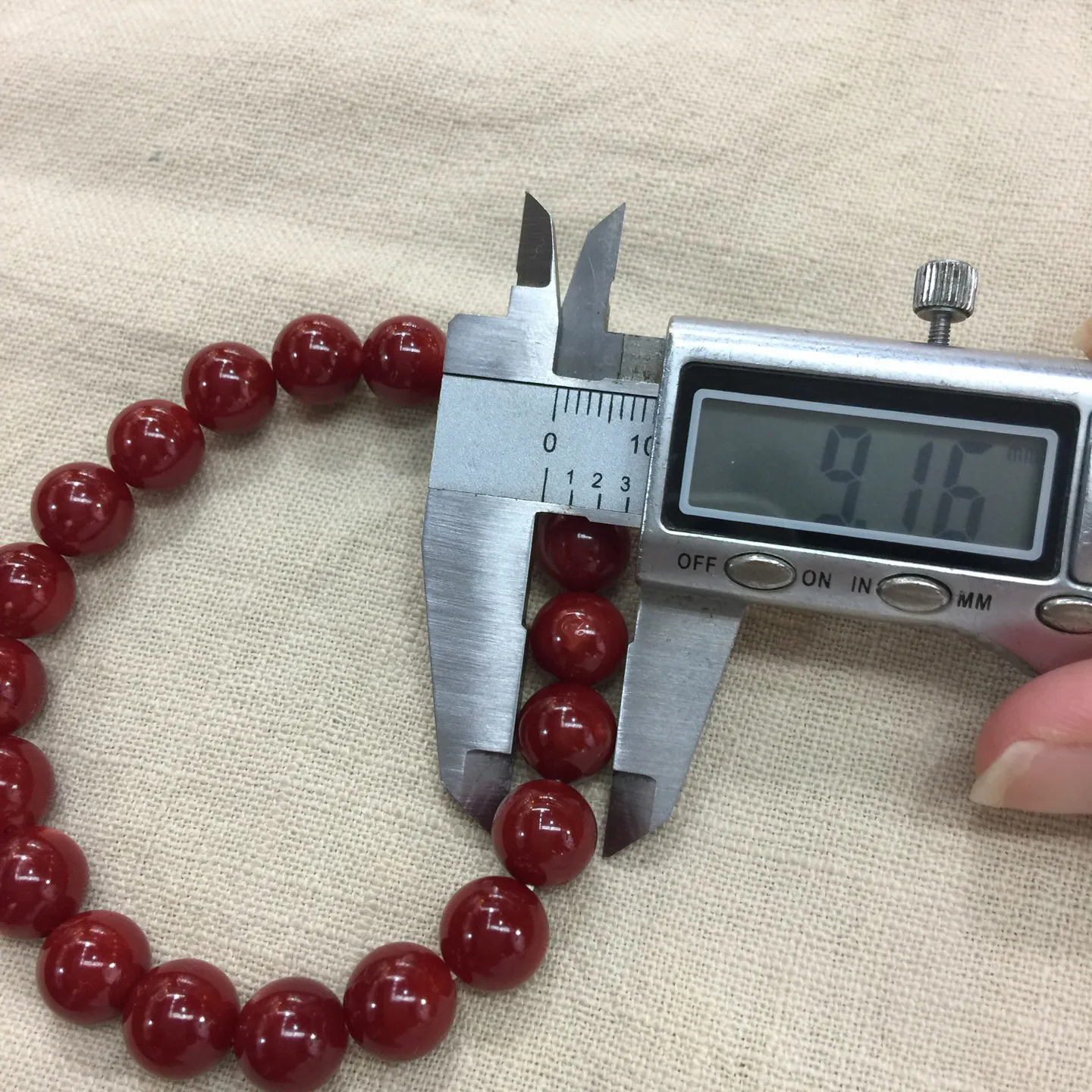 【天然日本阿卡牛血红珊瑚小10mm圆珠弹力单手串】难得高瓷度，日本产地，阿卡材料，整条少虫眼少白芯的阿卡圆珠。整条赤血牛血红颜色，珠子直径9.84-9.16mm，每颗珠子均为天然的珊瑚，珊瑚自古就为佛教珍宝，深海千年有机宝石！收藏价值高、可传承重量为23.25克！追求品质者的福音！实物漂亮！