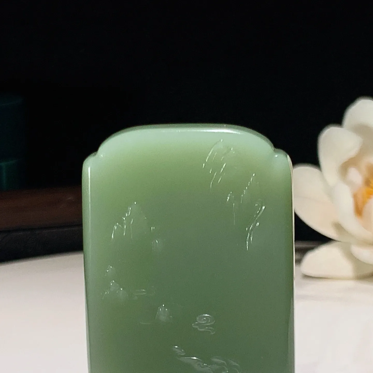 和田玉粉青俄罗斯碧玉观音头牌子挂件。尺寸51/36/12重45克 玉质细腻油润。无裂无杂无结构 手推出油。佩戴高端典雅。lt251225