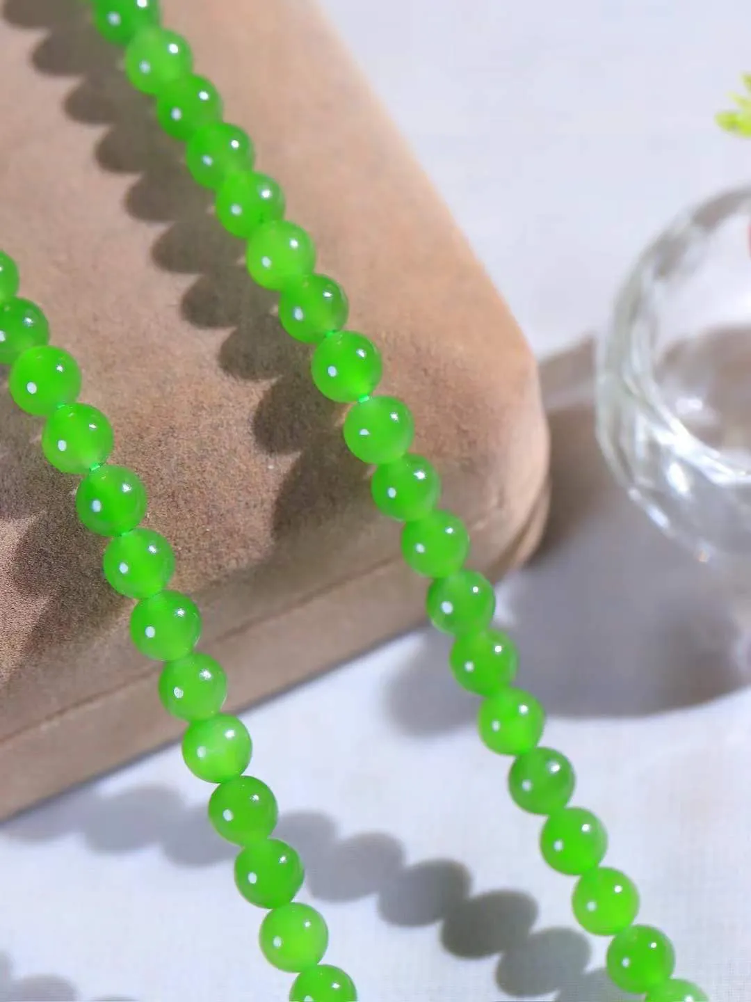 【珠圆玉润.挂链】

精品和田玉碧玉珠圆玉润挂链 玉质温润细腻 油性十足 佩戴舒适。珠珠落玉盘，间关莺语花底滑，一生美好时光，无论身在何处，都有它相伴相守。事事顺遂，幸福美满，吉祥如意。重48克 尺寸取一6mm FDL-521202472