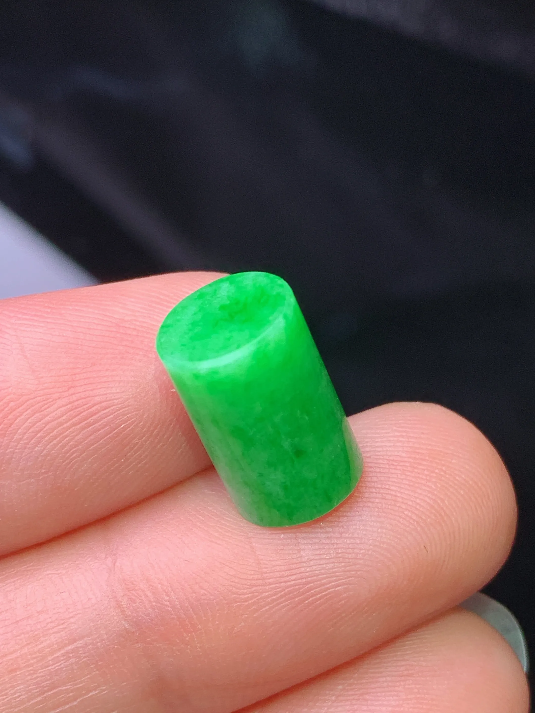 翠绿玉柱吊坠 玉质细腻 色泽清新艳丽 整体尺寸8*12