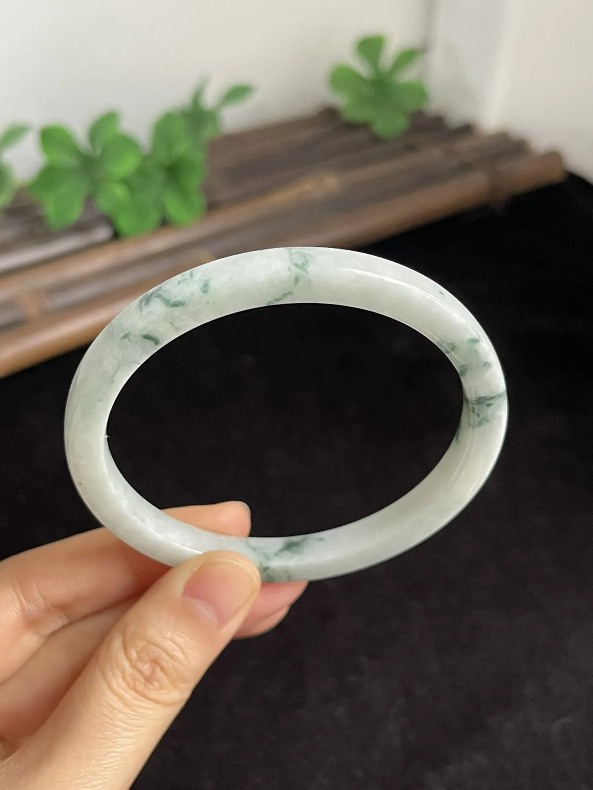 正圈58圈口，翡翠糯化种飘绿手镯，飘片片绿花，种老肉细，造型独特，飘花灵动，上手漂亮