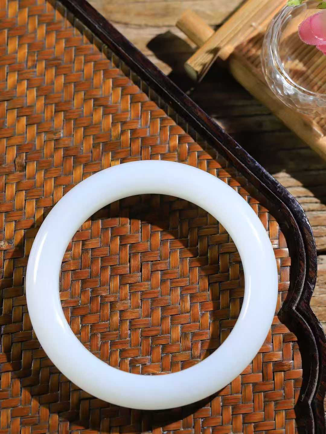 【一见钟情·手镯】

精品和田玉白玉手镯。镯型饱满，温润细腻，脂润沁香。️执一卷书，沏一盏茶，着一袭裙，戴一只镯。淡淡浅笺，素心若兰，静赏玉中诗画。悠悠岁月，芊手轻摘，盛满诗样芳华。重55.4克   内径圈口55.5mm 尺寸11-10mm  FDA-111252433