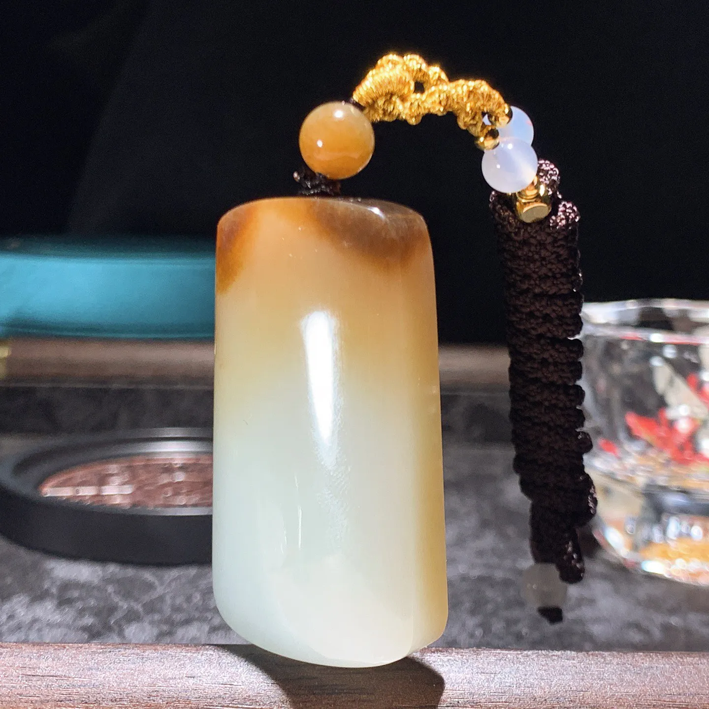 新疆和田玉且末糖平安无事牌子挂件。尺寸50/28/12重43.8克 玉质细腻油润。手推出油。佩戴高端