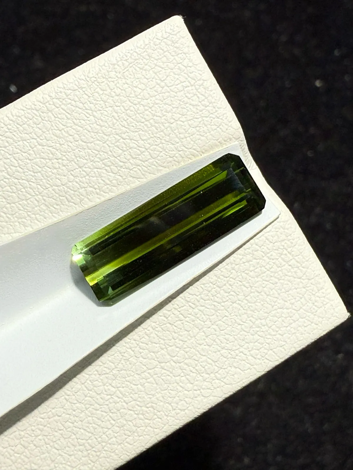 【高端珠宝】天然极美绿碧玺裸石
重量: 3.455ct  规格: 16.5*5.7*3.6毫米
精湛