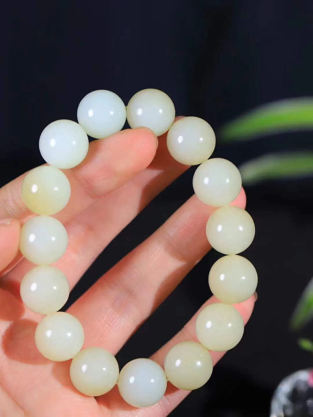 【珠圆玉润.手串】

精品和田玉糖白玉珠圆玉润手串 玉质温润细腻  整串打磨圆润，佩戴舒适。珠珠落玉盘，间关莺语花底滑，一生美好时光，无论身在何处，都有它相伴相守。事事顺遂，幸福美满，吉祥如意。重76.8克 尺寸取一15mm  FDL-791201268