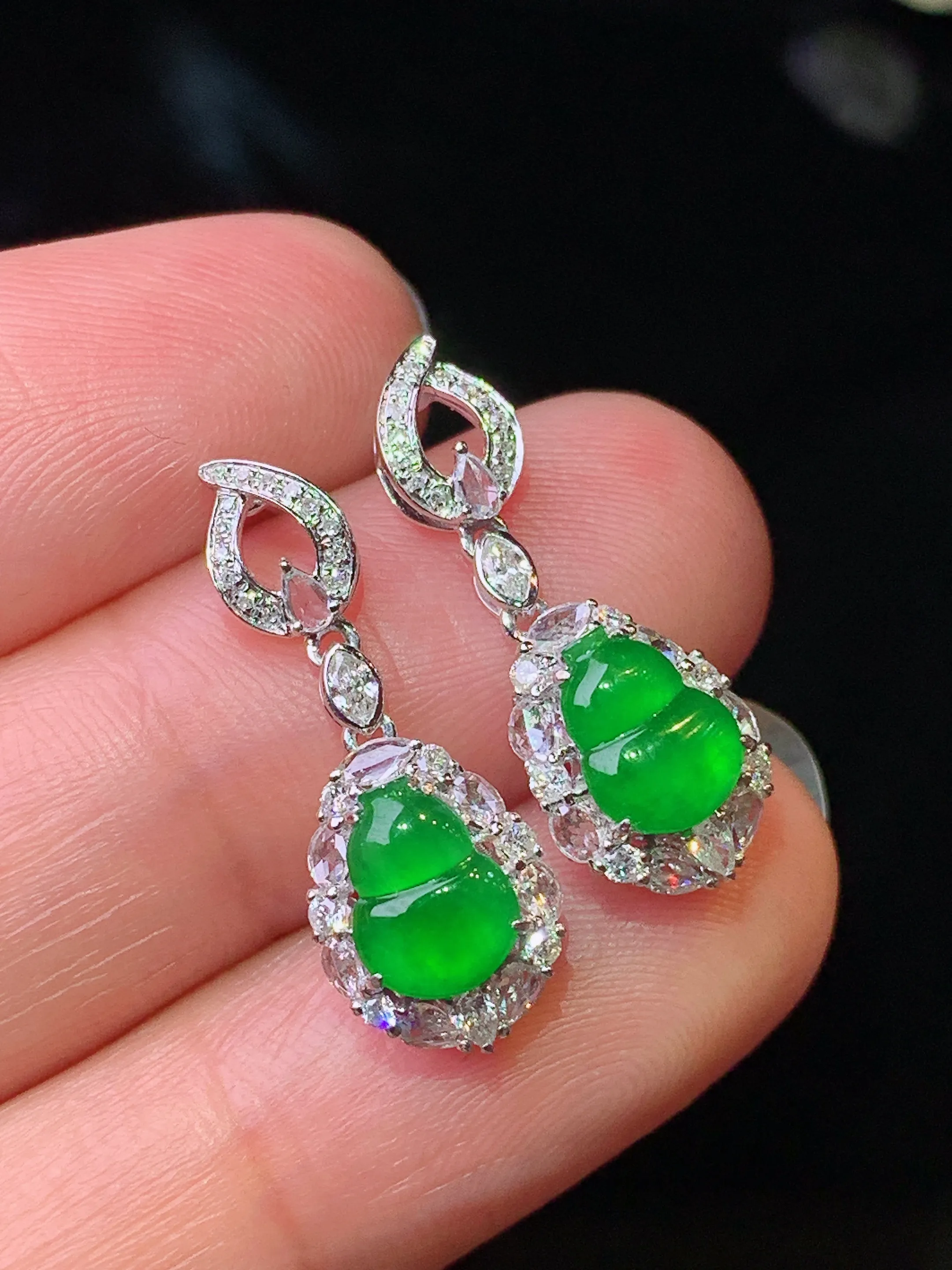 18k金钻镶嵌满绿葫芦耳坠 玉质细腻 色泽清新艳丽 整体尺寸22.5*8.5*5.7