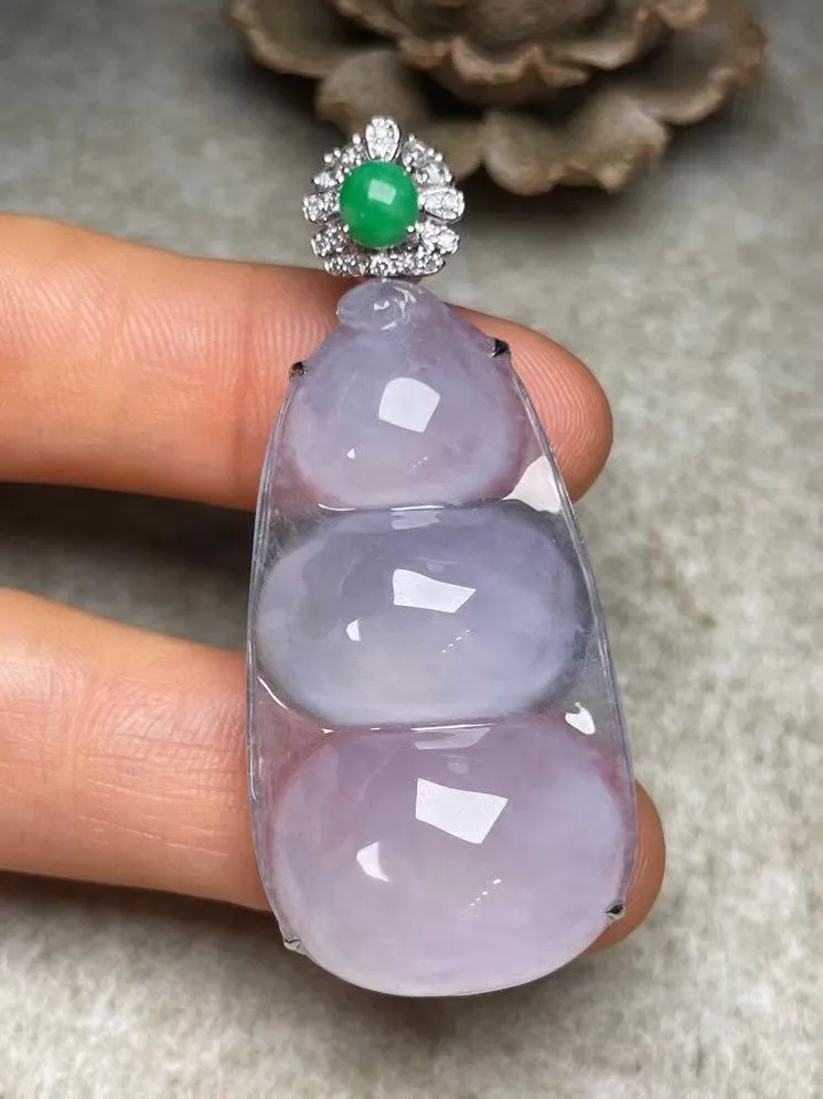 冰种福豆吊坠、真金真钻镶嵌，种水好，玉质细腻 .裸石尺寸 39.8*21.5