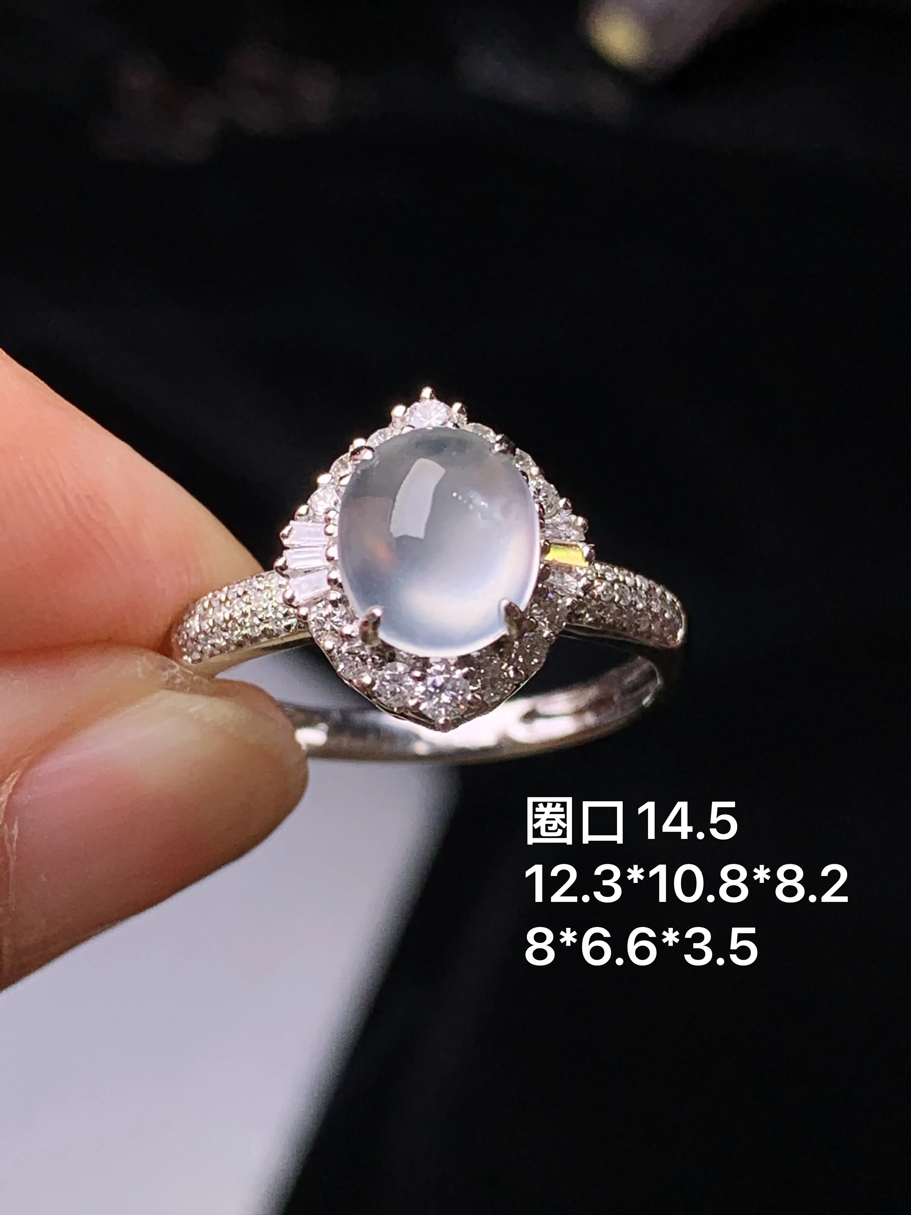 18k金钻镶嵌冰种蛋面戒指 玉质细腻 色泽清新艳丽 圈口14.5 整体尺寸12.3*10.8*8.2