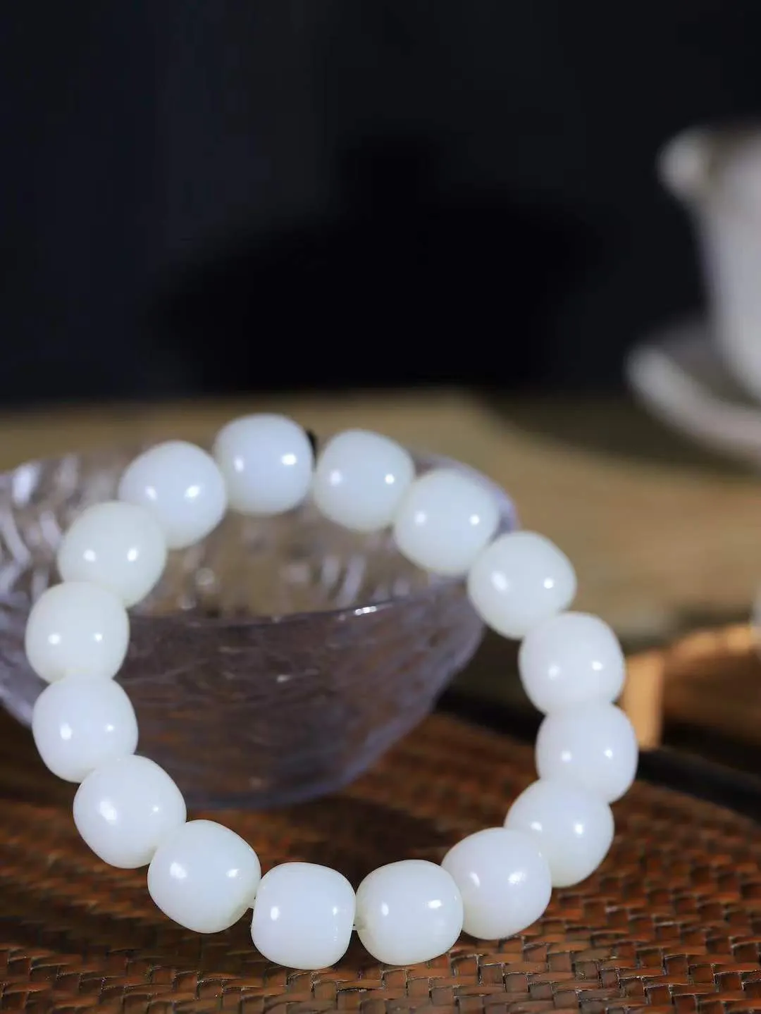 （老型珠.手串）

精品和田白玉老型珠手串，也可做手持，玉质细腻油润 饱满光滑 质朴无华，悠远简单，人心境界远，百世修炼深，心灵常驻善意持，觉悟人生百世修。重69.7克    尺寸取一12.5-13.8mm    541201201L