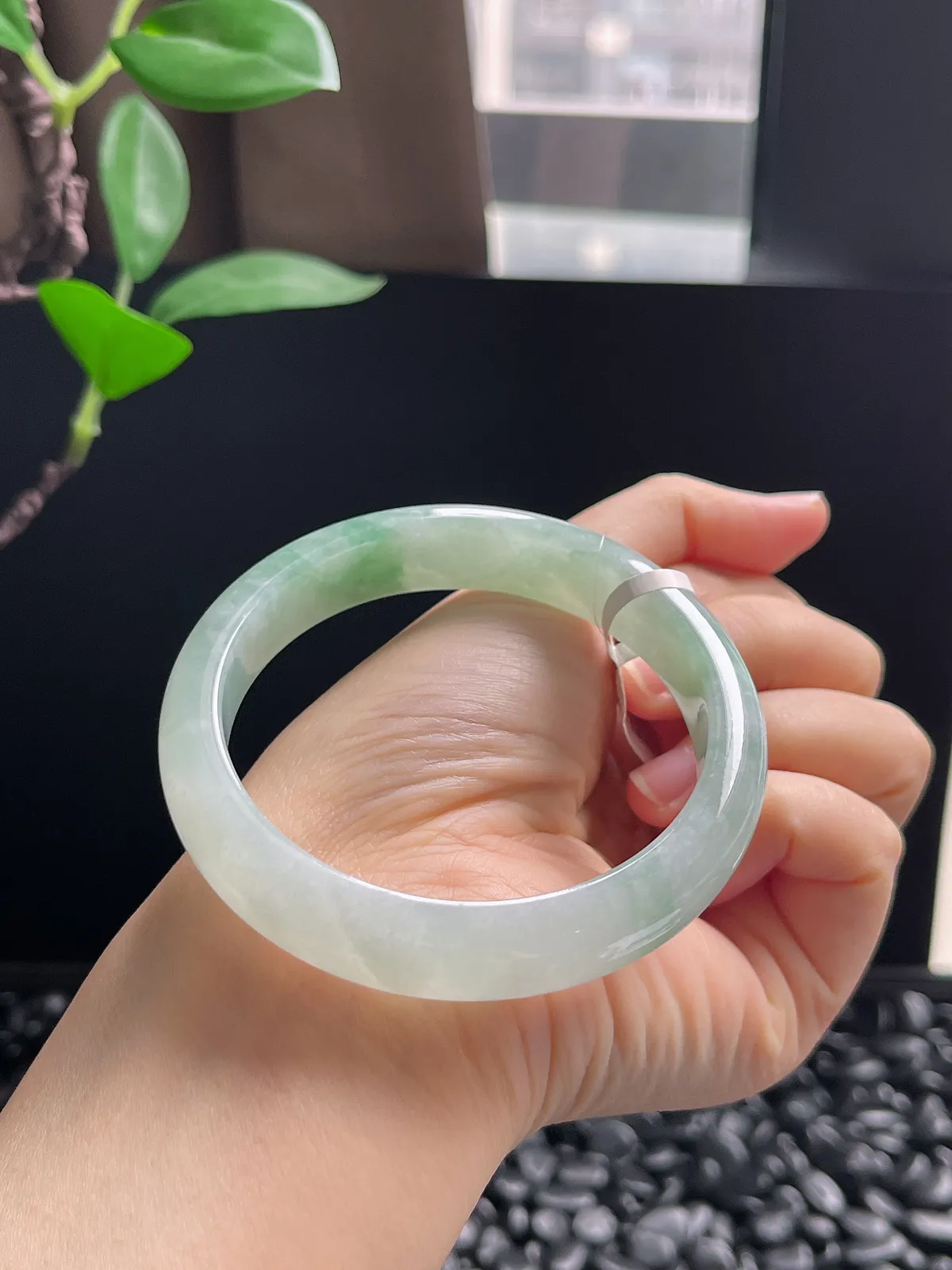 正圈57圈口，翡翠糯化种淡绿色手镯