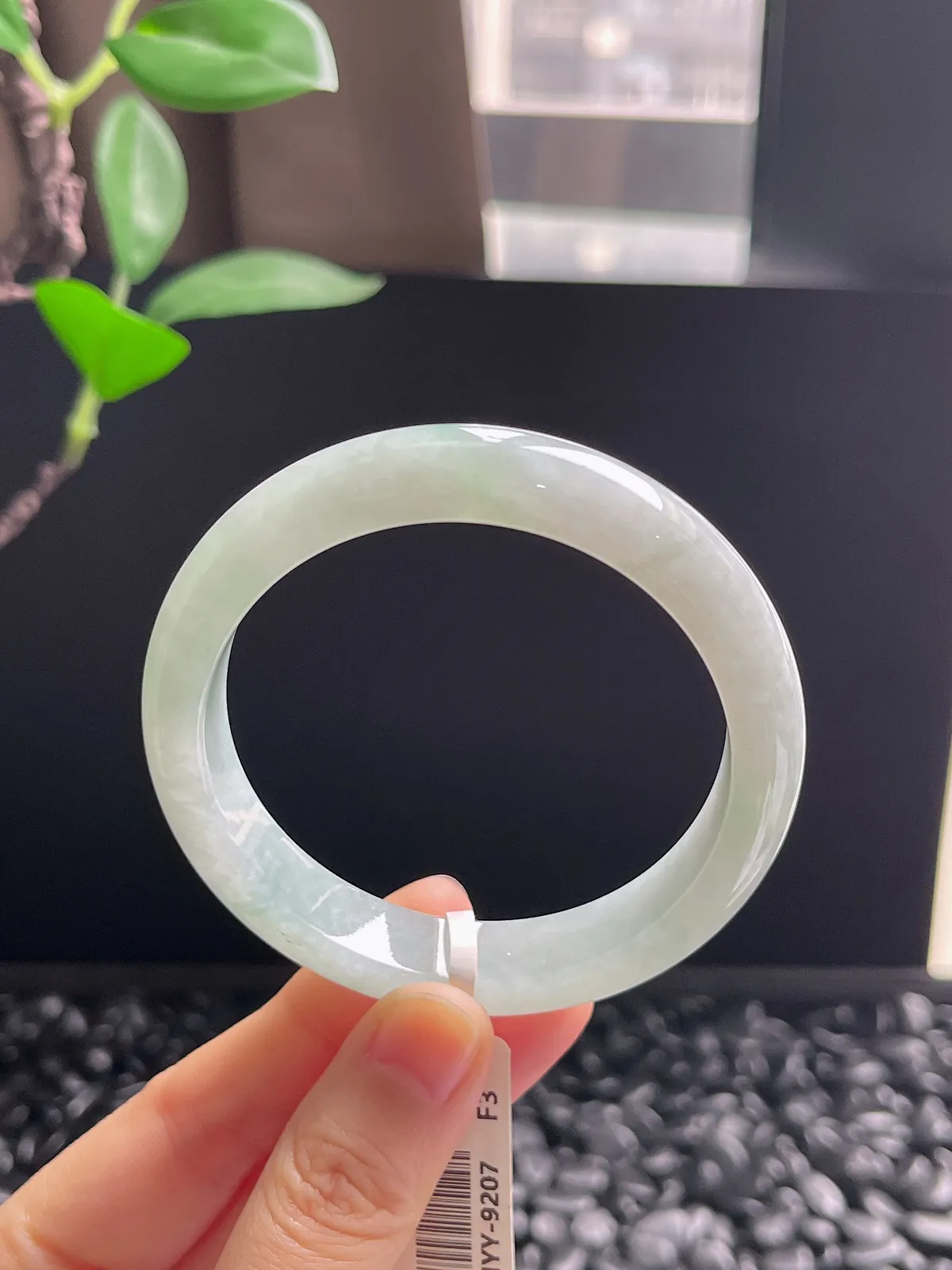 正圈54.5圈口，翡翠冰糯种淡绿色手镯