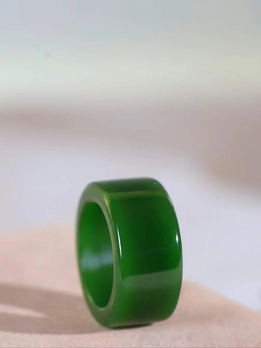 【古韵·扳指】

精品和田玉碧玉扳指，玉质温润，油润感十足， 整器古韵生辉。优雅高贵。运筹帷幄于掌中，决胜于千里之外。重7.3克 内径圈口16.8mm 尺寸11-3.7mm   FDA-361202542