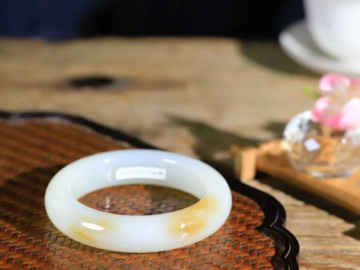 （温柔雅致.手镯）

精品️和田玉糖白玉手镯。镯型饱满，温润细腻，脂润沁香。️执一卷书，沏一