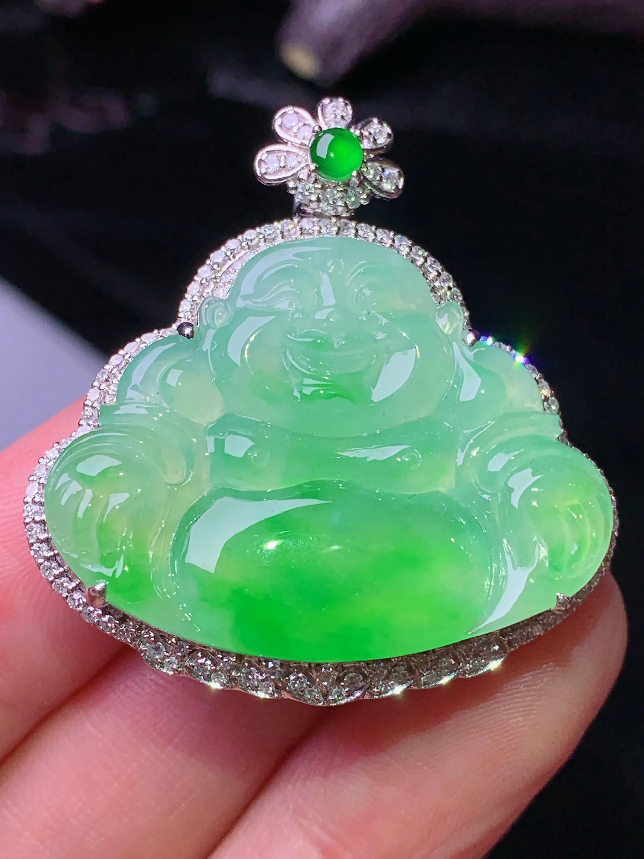 18k金钻镶嵌翠绿佛公吊坠 玉质细腻 色泽清新艳丽 整体尺寸36.2*34*10.2