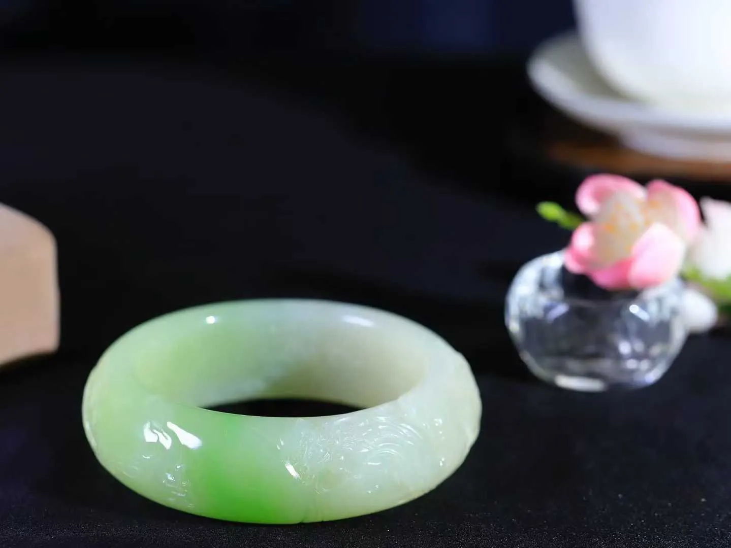 【龙凤呈祥.手镯】

 收藏级珍品️和田玉翠青龙凤呈祥手镯，质地细腻，油润度也是好的，古韵古香