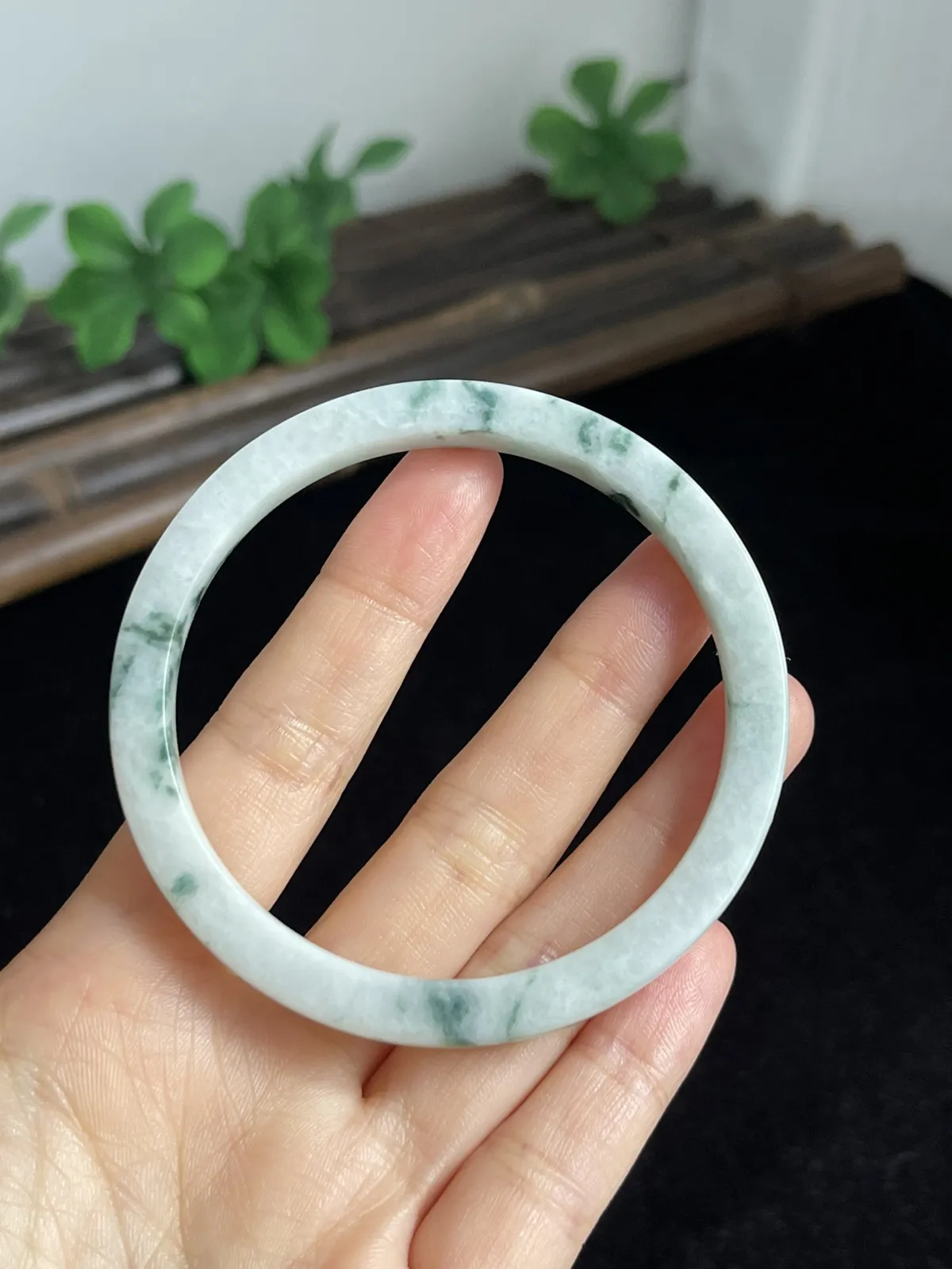 正圈58圈口，翡翠糯化种飘绿手镯，飘片片绿花，种老肉细，造型独特，飘花灵动，上手漂亮