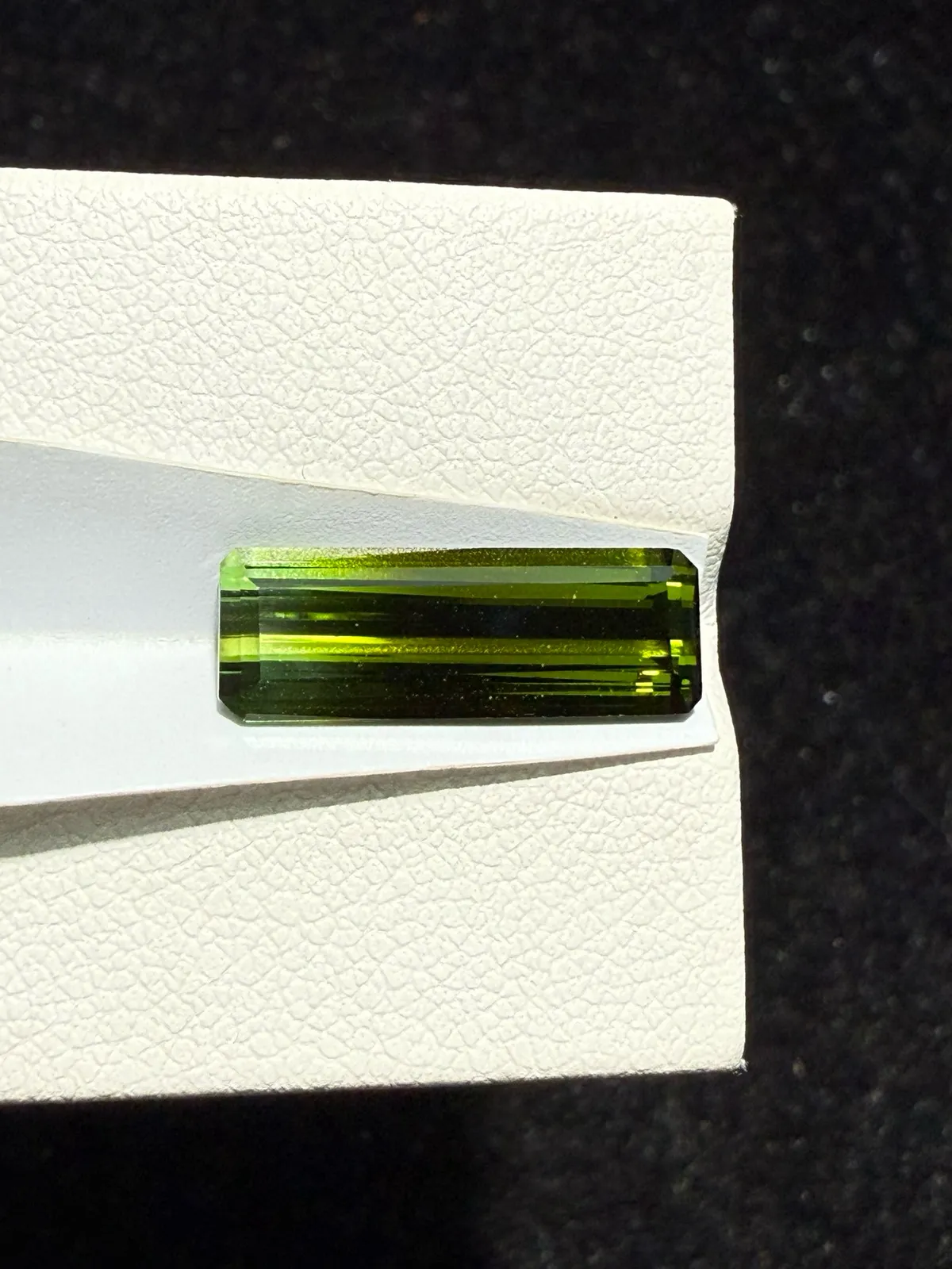 【高端珠宝】天然极美绿碧玺裸石
重量: 3.455ct  规格: 16.5*5.7*3.6毫米
精湛切工，满身火彩
台面大，实物更美，可以代镶嵌设计。