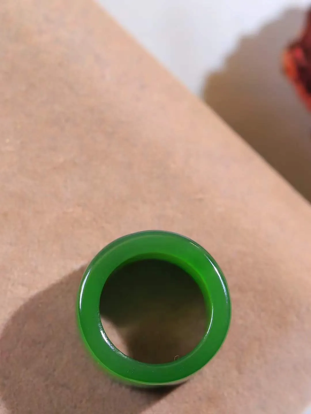 【古韵·扳指】

精品和田玉碧玉扳指，玉质温润，油润感十足， 整器古韵生辉。优雅高贵。运筹帷幄于掌中，决胜于千里之外。重7.3克 内径圈口16.8mm 尺寸11-3.7mm   FDA-361202542