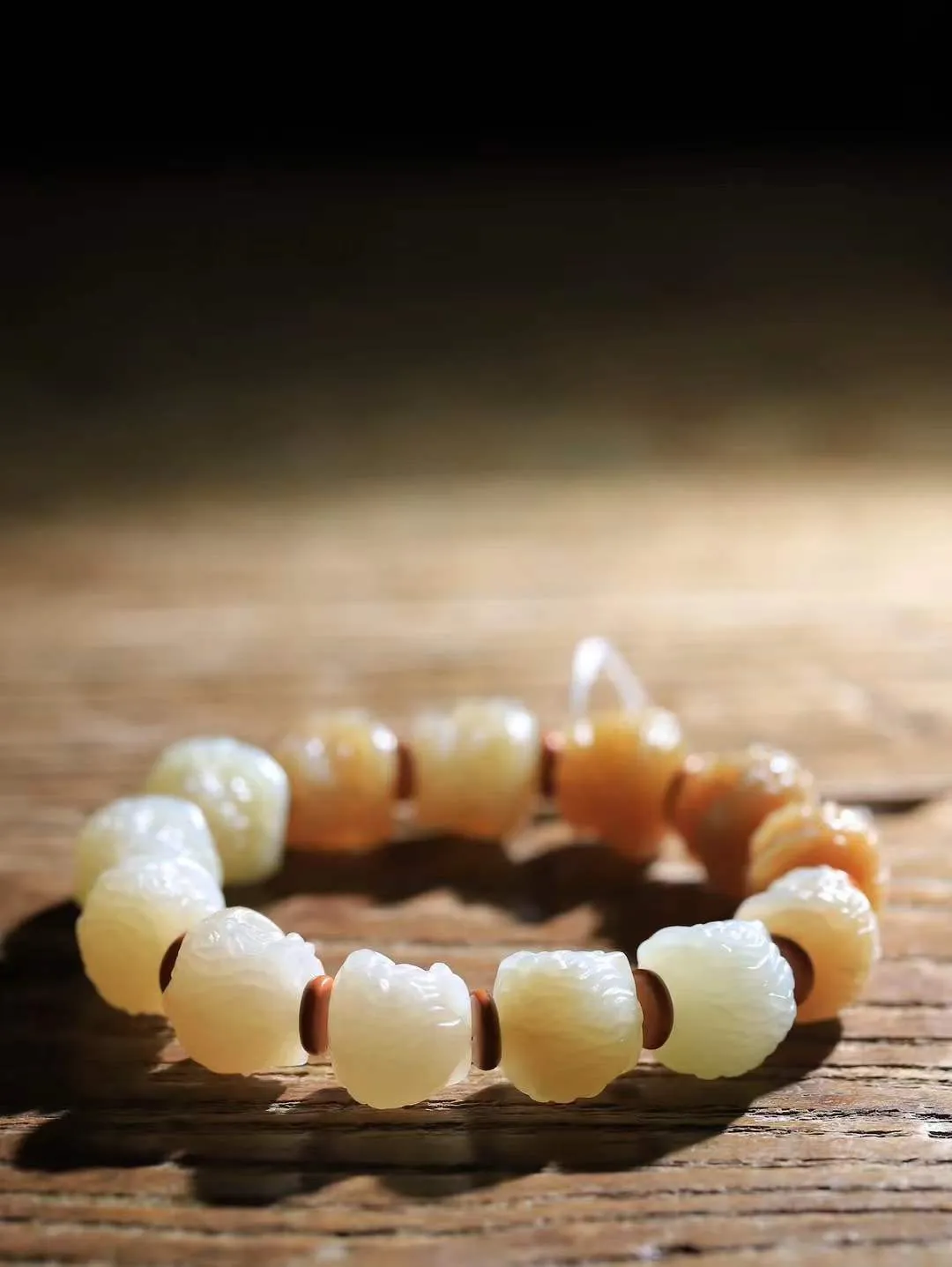 【醒狮.手串】

精品和田玉糖白玉醒狮手串，精雕醒狮，毛羽丝丝可见，它有着美丽的外表，目光尖锐，与日比肩。寓意有着坚定清晰的目标，并奋力前进，执着拼搏，最终与日同辉。重60.7克  尺寸取一13.4-14.2-13.7mmfDT-881202466