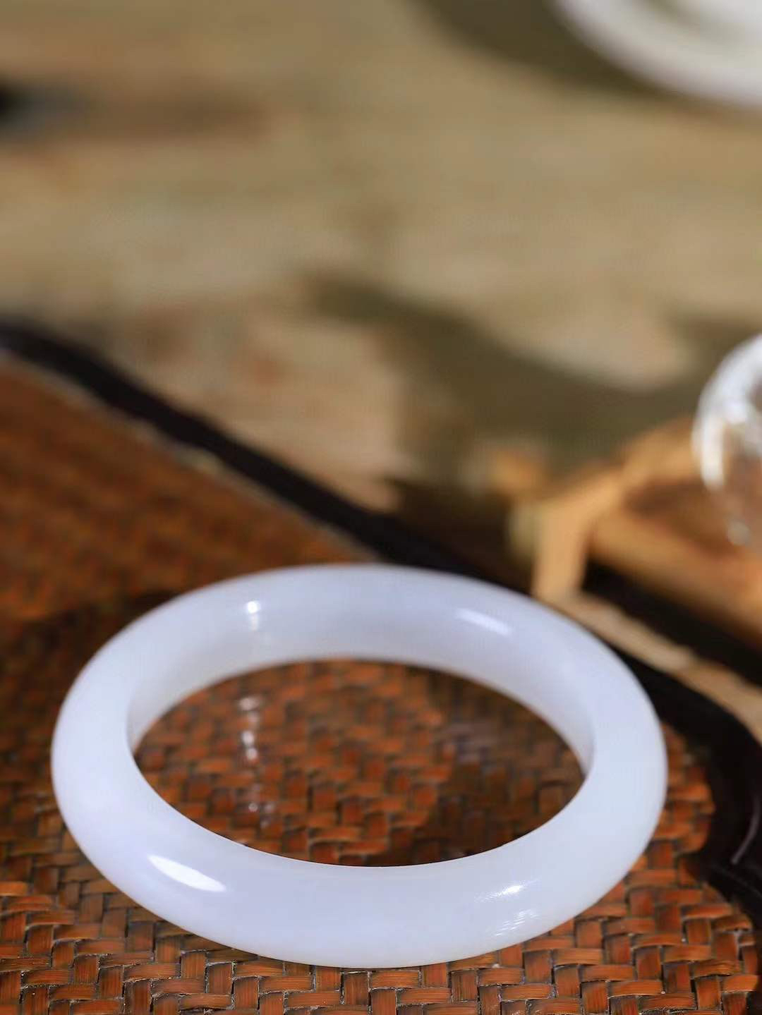 【花样年华·手镯】

精品和田玉白玉手镯，质地油润细腻，色泽高贵典雅，镯型古朴典雅。在诗情画意的雨