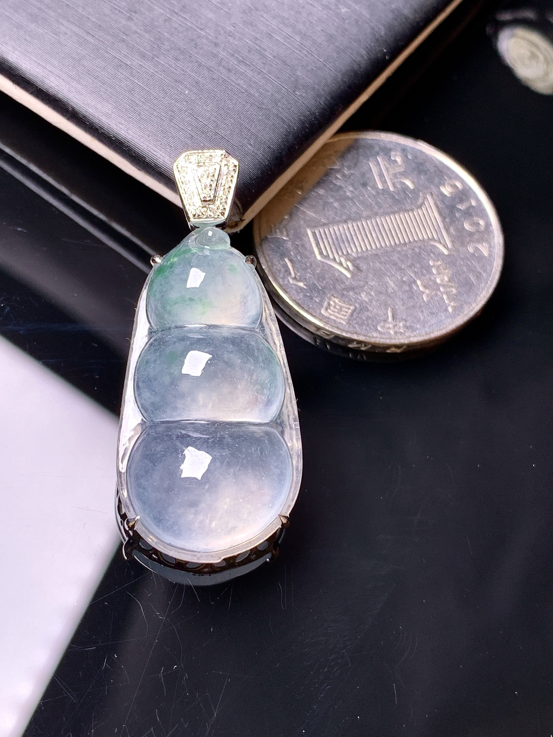 18k金钻镶嵌冰种四季豆吊坠 玉质细腻 色泽清新艳丽 整体尺寸25.5*15.5*8.2