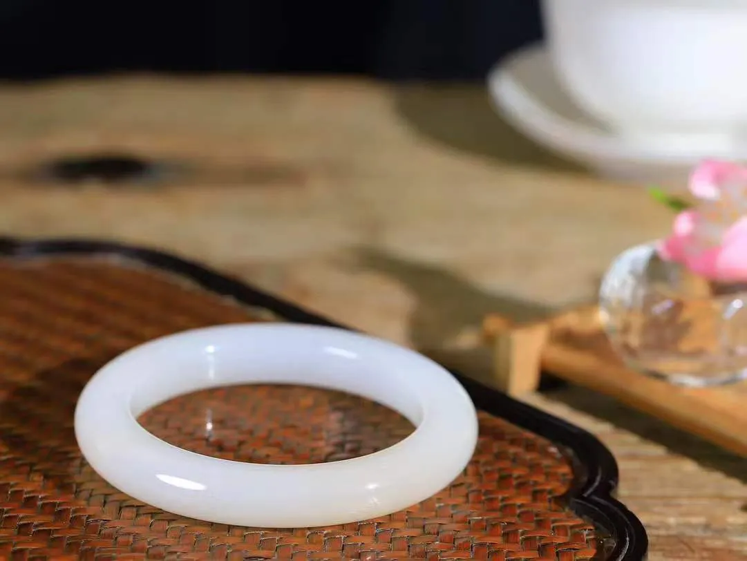 【一见钟情·手镯】

精品和田玉白玉藕粉双色手镯。镯型饱满，温润细腻，脂润沁香。️执一卷书，