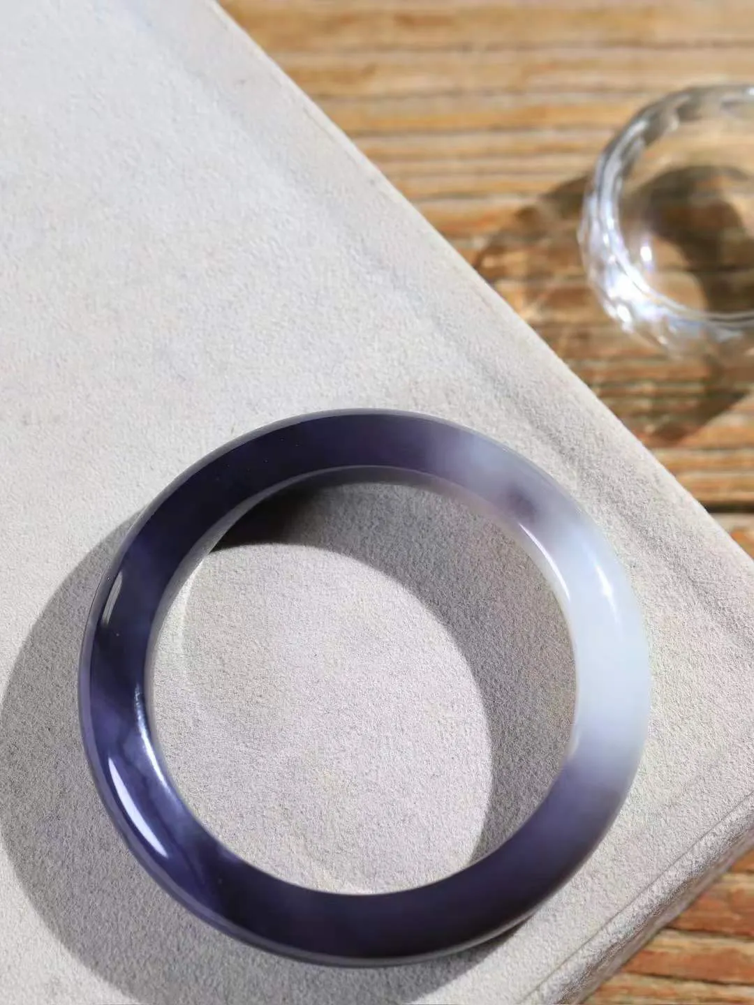 【婉约佳人.手镯】

精品和田玉烟紫白双色手镯 玉质温润细腻 油性十足 手感舒适，高华雅逸，线条流畅，简约大气，美自天成，素雅高贵。佩戴于腕间，婉约之美，举手投足间透出那份低调奢华。重53.2克 内径53.5mm  尺寸11.7-9.2mm   FDL-111272433