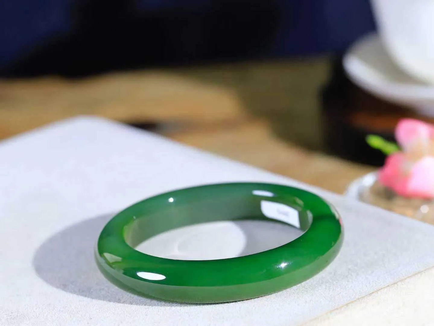 【温润如心.镯】

精品和田玉碧玉猫眼手镯，精选上等碧玉料，色泽清透，质地细腻。佩戴它，感受千年玉文化的温润与优雅，愿它为您带来平安与幸福。重54.6克  尺寸53.5-11.7-8.9mm  101202411A